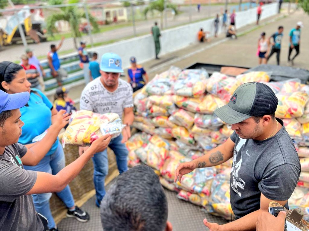 Eleazar_CM's tweet photo. @MinAlimenVen @LealTelleria Máxima Jornada de atención a nuestra comunidad de Cumanacoa, siguiendo las instrucciones de nuestro presidente @NicolasMaduro Todo el gobierno desplegado atendiendo a su pueblo.
 M. TM https://t.co/Fg2DsVYBxr