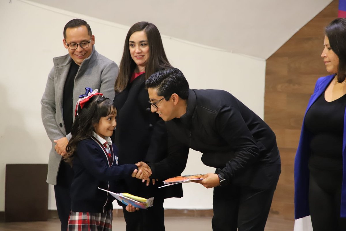 DIF_Pachuca's tweet photo. En representación de nuestra Presidenta @b_mejorada, el Alcalde de #Pachuca, @sergiobanosr, asistió a la ceremonia de graduación para niñas y niños de nuestro Centros de Atención Infantil Comunitarios #CAICs.
#AvanzandoEnFamilia
#DIFPachuca https://t.co/WOsduD7E82