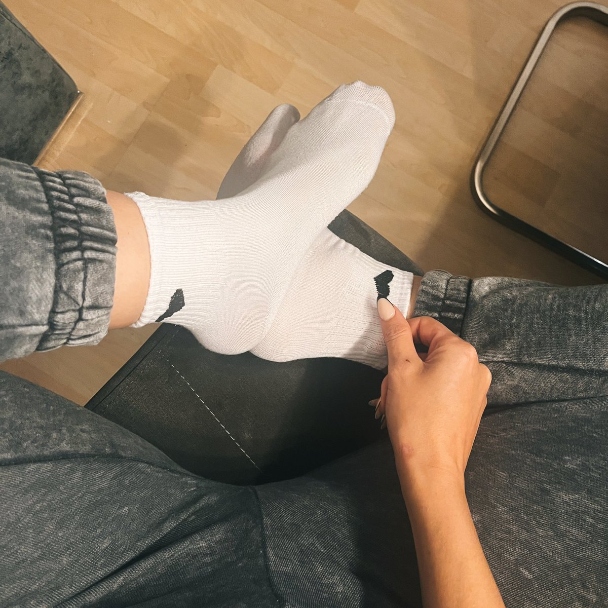 AdoraValencia's tweet photo. Good night. My heart-adorned tennis socks demand your devotion. Don't disappoint. See u tomorrow 👣🌙

#footfetish #feet #socks #soles #toes #footworship #sockfetish #fetish https://t.co/vOp2gxPMRU