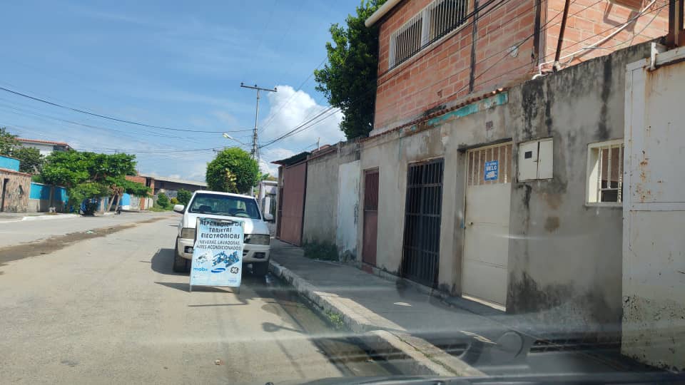 javierleonet's tweet photo. @SATRIM_GIRARDOT Esto sucedio en @damascovzla @damasco_maracay 
compre un TV de 43" y esta malo, me mandaron a un "centro de servicio samsung", y me dijeron que "si todo sale bien", me le reparan en 15 dias. AHORA NO TENGO TV, NO TENGO EL DINERO. Me pueden ayudar ? https://t.co/WR1pAGuSFi