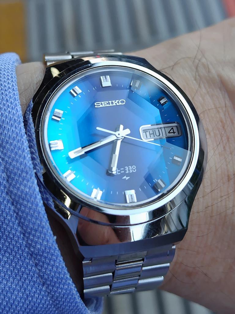 chronotron2's tweet photo. 朝から蒸し暑い。今日は爽やかなブルーの文字盤とカットガラスが涼しげなセイコーEL-330で。
#今日の時計 #セイコー #セイコーエレクトロニック #電磁テンプ #todayswatch #seiko #seikoelectronic #el330 #electronicwatch https://t.co/DqR72Viipq