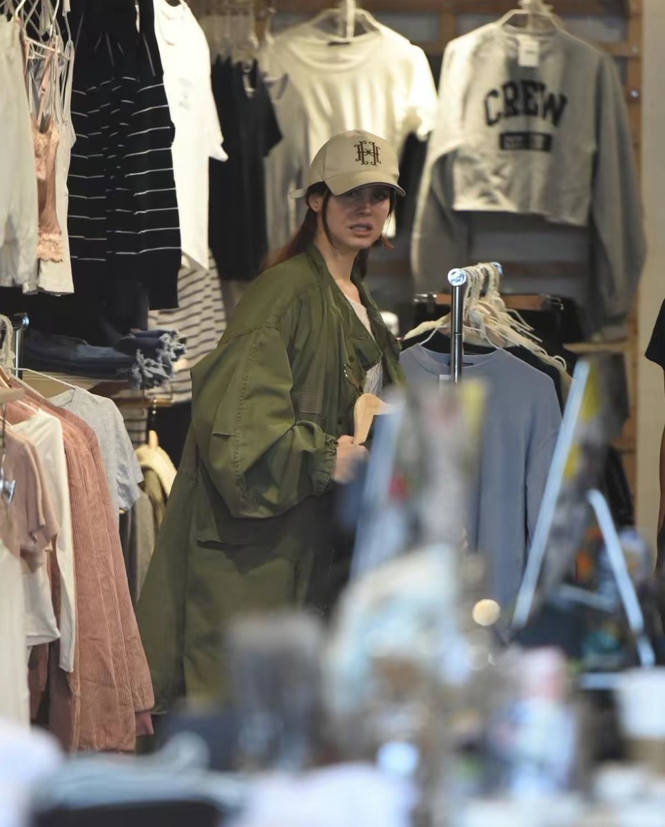 a24bitch's tweet photo. Lana Del Rey at Brandy Melville https://t.co/aNmdGiRBw3