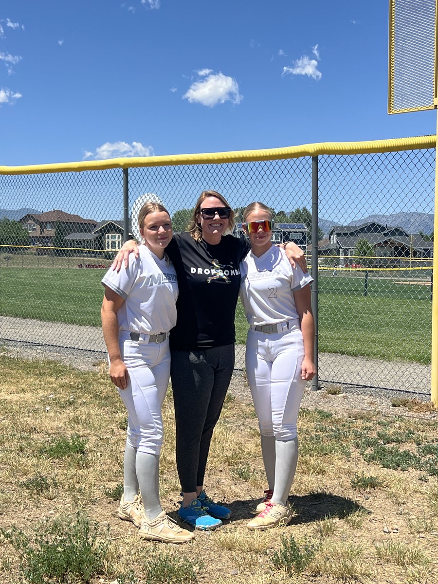 DropBombs_Hit's tweet photo. So great to see a few of my favorite Minnesota clients in Colorado! 🥎
Lessons + Hugs = Dropbombs ❤️
#DbBadAss https://t.co/gig4Io23CB