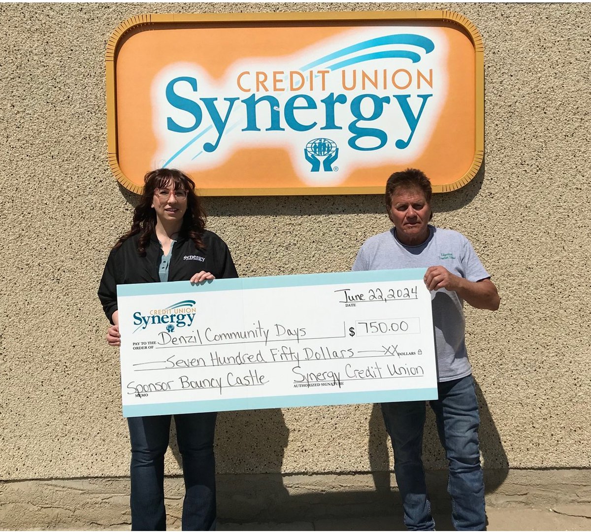 Synergycu's tweet image. Big shoutout to Our Denzil Branch for sponsoring the bouncy castles at Denzil Community Days! The kids had a blast and we were thrilled to be involved. Learn more about our community impact: ow.ly/CX9x50Su8KM #communitysupport #funforall