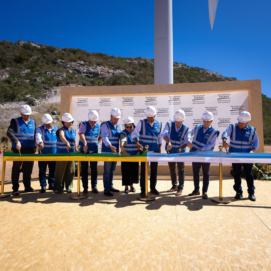 PAEArgentina's tweet photo. 🇦🇷 ¡Así inauguramos el Complejo Eólico Novo Horizonte en Bahía! 🇧🇷🙌🏻
 
Celebramos este gran hito, junto a nuestro Group CEO, Marcos Bulgheroni; el Ministro de Minas y Energía, Alexandre Silveira; el Gobernador de Bahía, Jerônimo Rodrigues y autoridades locales.
 
El complejo cuenta con 94 aerogeneradores distribuidos en 10 parques eólicos y una capacidad instalada total de 423 megavatios, energía suficiente para abastecer cerca de 1 millón de hogares brasileros.
 
#SomosDesarrollo #SomosPAE

🇧🇷 Assim inauguramos o Complexo Eólico Novo Horizonte na Bahia!  🇧🇷🙌🏻

Celebramos esse grande acontecimento, junto com o nosso Group CEO, Marcos Bulgheroni; o Ministro de Minas e Energia, Alexandre Silveira; o Governador de Bahia, Jerônimo Rodrigues e autoridades locais.

O complexo conta com 94 aerogeradores distribuídos em 10 parques eólicos e uma capacidade instalada total de 423 megawatts, energia suficiente para abastecer cerca de 1 milhão de residências brasileiras.

#SomosDesenvolvimento #SomosPAE