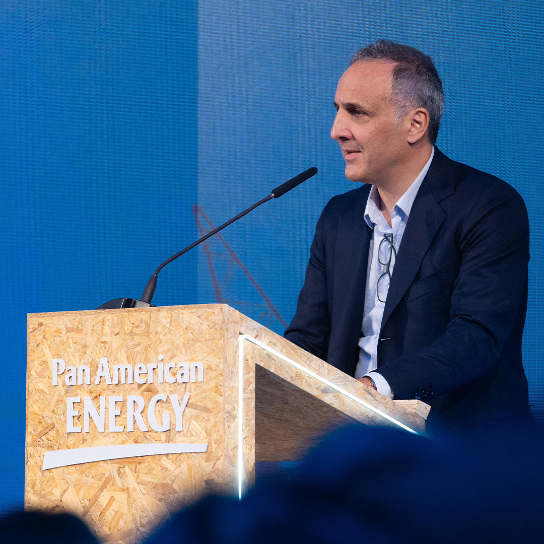 PAEArgentina's tweet photo. 🇦🇷 ¡Así inauguramos el Complejo Eólico Novo Horizonte en Bahía! 🇧🇷🙌🏻
 
Celebramos este gran hito, junto a nuestro Group CEO, Marcos Bulgheroni; el Ministro de Minas y Energía, Alexandre Silveira; el Gobernador de Bahía, Jerônimo Rodrigues y autoridades locales.
 
El complejo cuenta con 94 aerogeneradores distribuidos en 10 parques eólicos y una capacidad instalada total de 423 megavatios, energía suficiente para abastecer cerca de 1 millón de hogares brasileros.
 
#SomosDesarrollo #SomosPAE

🇧🇷 Assim inauguramos o Complexo Eólico Novo Horizonte na Bahia!  🇧🇷🙌🏻

Celebramos esse grande acontecimento, junto com o nosso Group CEO, Marcos Bulgheroni; o Ministro de Minas e Energia, Alexandre Silveira; o Governador de Bahia, Jerônimo Rodrigues e autoridades locais.

O complexo conta com 94 aerogeradores distribuídos em 10 parques eólicos e uma capacidade instalada total de 423 megawatts, energia suficiente para abastecer cerca de 1 milhão de residências brasileiras.

#SomosDesenvolvimento #SomosPAE
