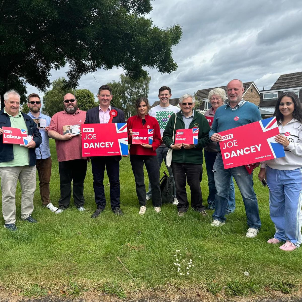 PeterCBowyer's tweet photo. Final furlong in native #Teesside campaigning for brilliant #JoeDancey4StocktonWest, @annaturley & @luke_myer.
Now in #Putney to vote for fab @PutneyFleur & spend rest of day helping @ChelFulhamBen over the wire.
Vote for #Change
Vote for a #BetterBritain ๐ฌ๐ง
#VoteLabour ๐น https://t.co/e4jL4AvfhG