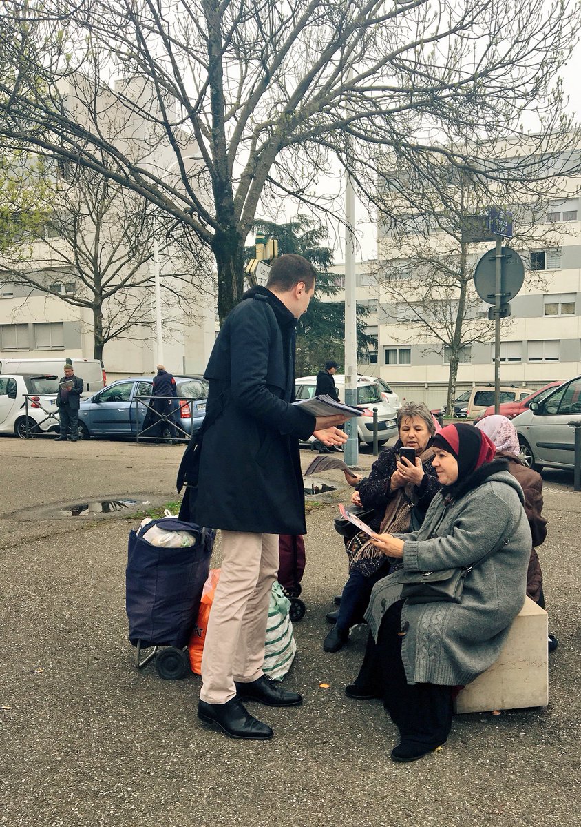 CerfiaFR's tweet photo. 🇫🇷 FLASH | En 2017, Jordan #Bardella était sur le terrain à Vénissieux en compagnie du Parti communiste français (PCF), qui faisait signer des pétitions pour la reconnaissance d’un État #palestinien. https://t.co/Frysth7wwQ