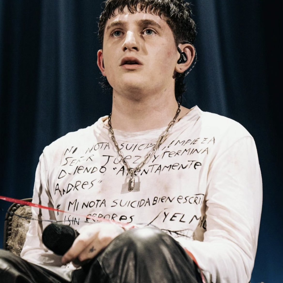JFacundoDiaz's tweet photo. Cuando vi a @dillom666 en el Luna Park intenté durante todo el show leer lo que tenía escrito en su remera, eso que decía: "Mi nota suicida empieza 'señor juez' y termina diciendo 'atentamente Andrés'". No pude leerlo. ¿Qué era? ¿De dónde salía eso? https://t.co/zHPD9kJxUf