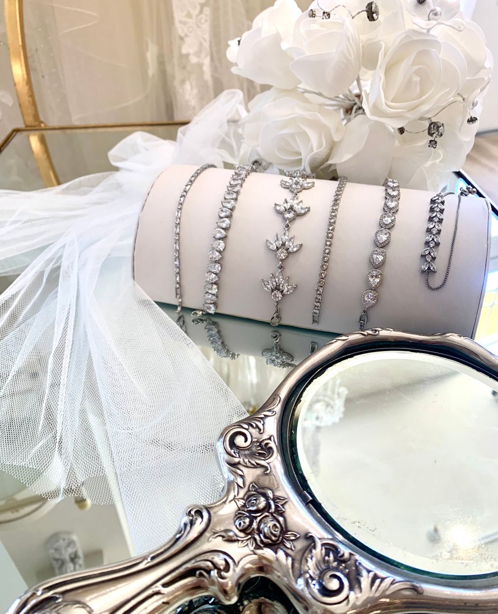 Compliment the elegance of your wedding day ensemble with breathtaking shimmering jewels at Starlet Bridal!  We still have availability for this Holiday weekend, book your appointment online today or call (707) 544-0334! 
l8r.it/QPJ8