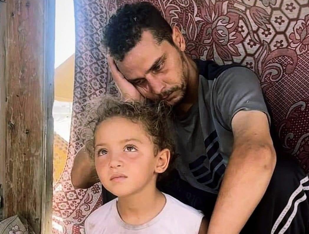 لقد انتهى وقت التريند؛

بدر الآن في حال أسوء ولا يستطيع التعرف على ابنته وزوجته.

يقول والده أنه كلما سمع صوت نباح كلب، يركض مرعوباً ليختبئ في مكان بعيداً عنهم.