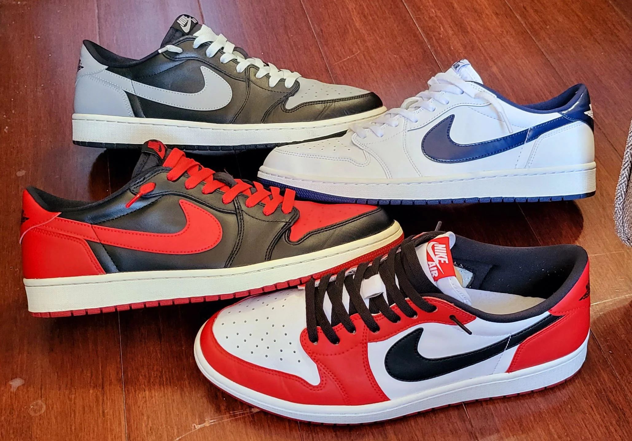 Sneaker News on X True or False The Air Jordan 1 Low OG looks better with the big Swoosh https t dXIxms3Jpw X