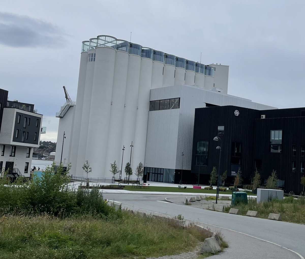 Visite du tout nouveau musée de Kristiansand🇳🇴<a href="/kunstsilo/">Kunstsilo</a> - une reconversion d’un silo de céréale (conçu en 1935 par l’architecte Arne Korsmo). Il abrite aujourd’hui
une collection exceptionnelle d’art moderne nordique, dont nombreux artistes inspirés par Paris du 20ème siècle !