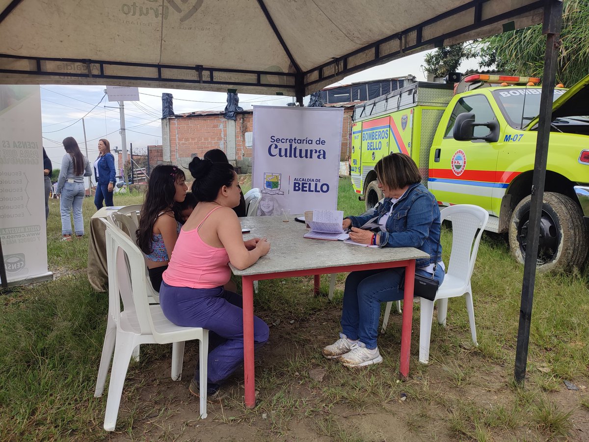 AlcaldiadeBello's tweet photo. En Bello seguimos trabajando por nuevas oportunidades 🌟
Llegamos a Nueva Jerusalén, donde la comunidad y las víctimas accedieron a salud 🏥, sisbén 📝, participación ciudadana 🗳️, educación 📚, inclusión social 🤝 y atención a la mujer 👩. 
¡#JuntosConstruimos un mejor futuro! https://t.co/bLWj2Iwinp