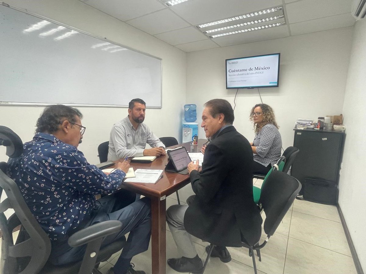 Efrain_Limones's tweet photo. Nos reunimos con el subsecretario de Servicios Educativos de la @SEED_Dgo, Rolando Cruz García, a fin de presentarle la sección infantil Cuéntame de México y definir estrategias para difundir el sitio entre el segmento de educación básica del estado de #Durango. @INEGI_INFORMA https://t.co/JPtQGy03vo
