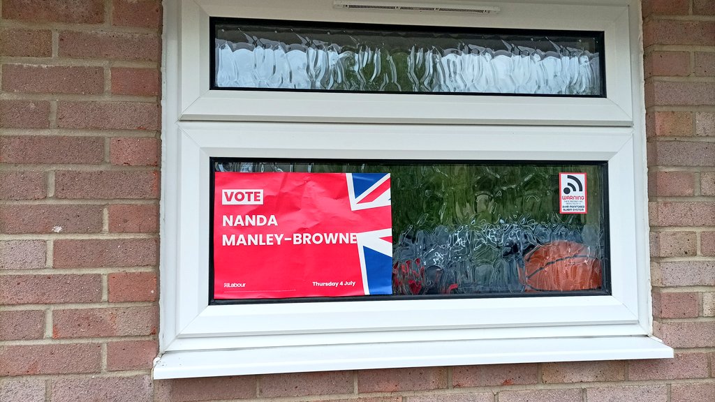 The second stop on the <a href="/1987Committee/">1987 Committee</a> campaign tour on the eve of polling day was Henley and Thame with <a href="/ManleyNanda/">Nanda Manley-Browne</a>. A stellar candidate who will make a fantastic and engaged MP! 🌹#VoteLabour #VoteNanda