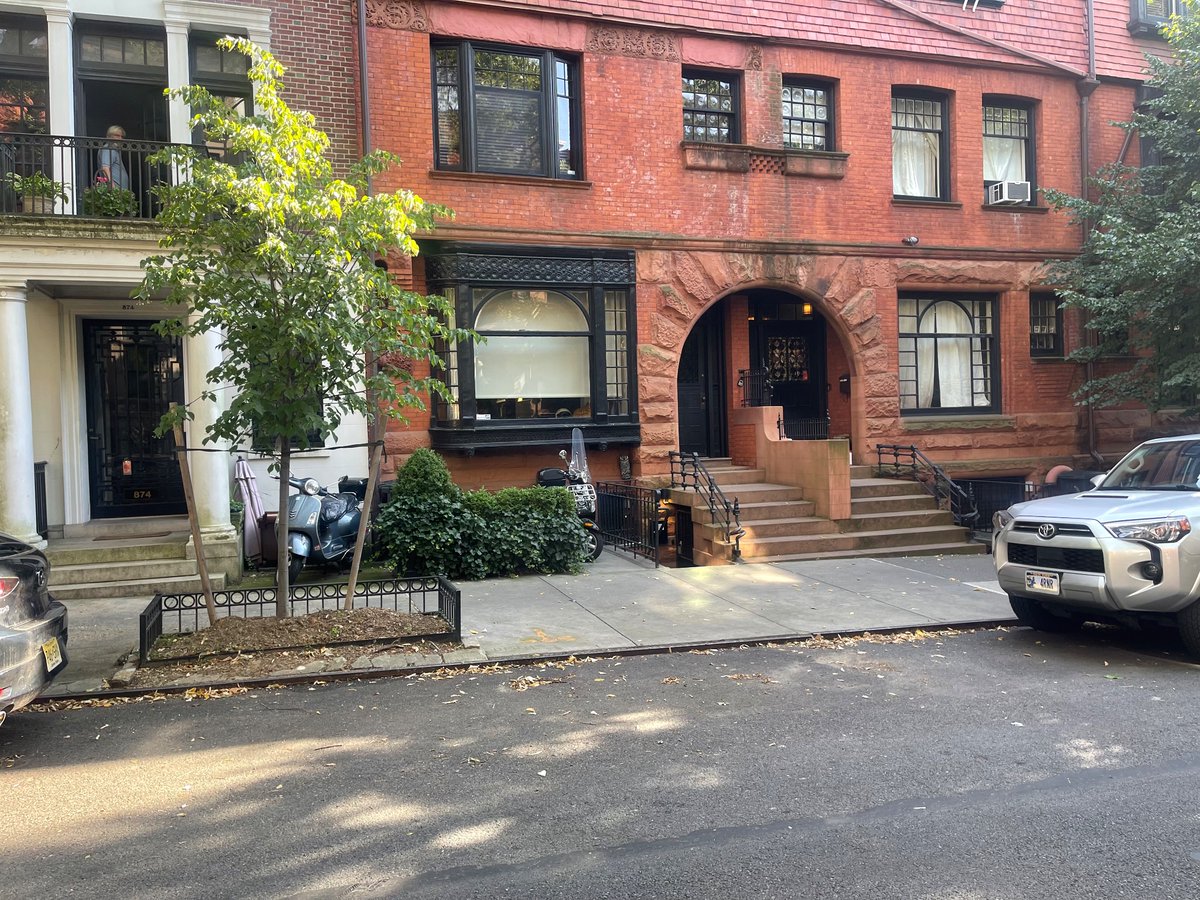 marcelemoran's tweet image. Tons of open, 100% free parking spots in Park Slope as the holiday weekend kicks off. 

Great reminder New Yorkers subsidize on-street vehicle storage for some of the wealthiest people on the planet.