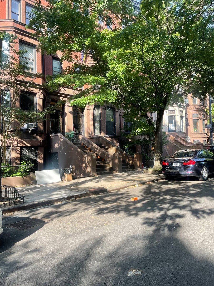 marcelemoran's tweet image. Tons of open, 100% free parking spots in Park Slope as the holiday weekend kicks off. 

Great reminder New Yorkers subsidize on-street vehicle storage for some of the wealthiest people on the planet.