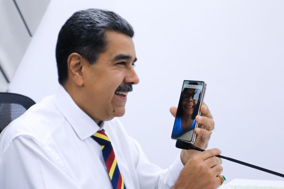#Entérate 🇻🇪 || Desde el Puesto de Comando Presidencial el Pdte. <a href="/NicolasMaduro/">Nicolás Maduro</a>, se mantiene evaluando y atendiendo las zonas afectadas a causa de las fuertes precipitaciones en el país.

#7FuerzasParaLaVictoria