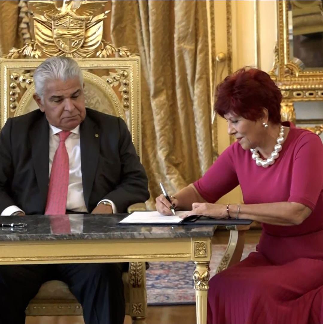 GiselaTunon's tweet photo. Sr. Presidente @JoseRaulMulino, con inmenso respeto me dirijo a ud porque me gustaría entender este nombramiento.
Como ciudadana panameña me cuesta encontrar congruencia entre su discurso y esto, pues es de todos conocido el supuesto nepotismo ejercido por la señora.
Gracias. https://t.co/c2jUMyh4Lw