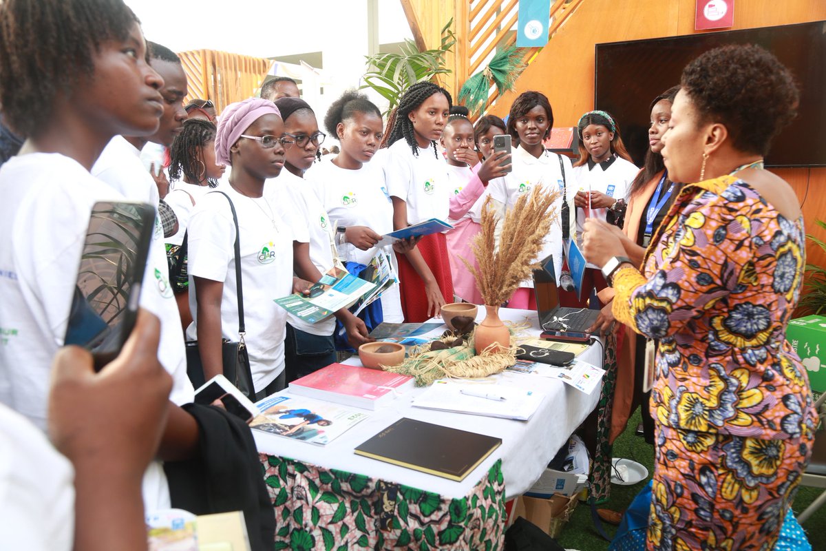 PNUDRepduCongo's tweet photo. Les jeunes ont répondu en grand nombre à la 2ème journée de la #CIAR:
📍Visite stand @PNUDRepduCongo
🤝 Rencontre avec @adamafooly Représentante résidente du @PNUDRepduCongo 
🌳 Échanges sur leur engagement sur les questions d'afforestation &amp; de reboisement et plus encore. https://t.co/TuWPgU2kYg