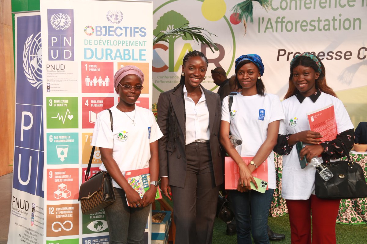 PNUDRepduCongo's tweet photo. Les jeunes ont répondu en grand nombre à la 2ème journée de la #CIAR:
📍Visite stand @PNUDRepduCongo
🤝 Rencontre avec @adamafooly Représentante résidente du @PNUDRepduCongo 
🌳 Échanges sur leur engagement sur les questions d'afforestation &amp; de reboisement et plus encore. https://t.co/TuWPgU2kYg