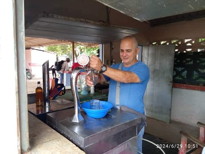 AnyelitBenitez's tweet photo. En este verano variadas son las ofertas q amenizan cada espacio activado y en especial La Plaza la Victoria de #Calimete establecimiento de la UEB Calicarne del Comercio y la Gastronomía #ModoVerano2024 con #GenteQueSuma en #MatancerosEnVictoria 
@CaridadPoey 
@mariofsabines https://t.co/9ZgrK9GR6v