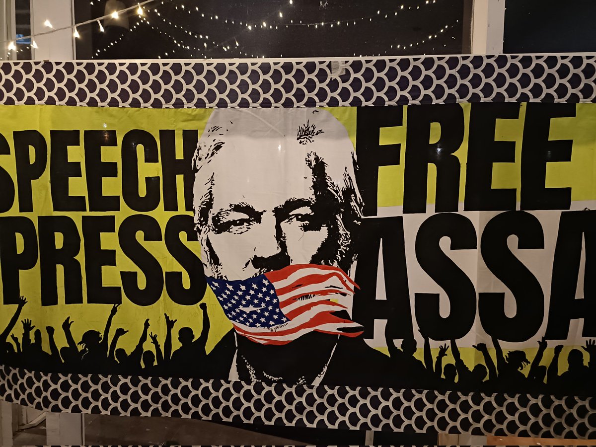 .<a href="/FusionPartyAus/">Fusion Party Australia</a> &amp; <a href="/piratepartyau/">Pirate Party Australia</a> represent! ✊

At <a href="/TruthNotWars/">TruthNotWar</a> event last night 🎉 celebrating Julian Assange new freedom