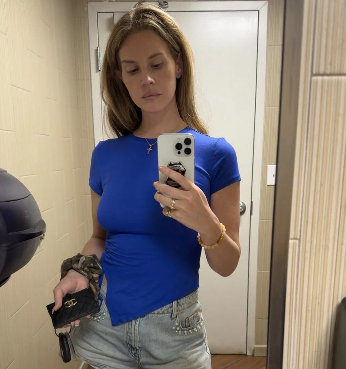 PopCrave's tweet photo. Lana Del Rey stuns in new selfie. https://t.co/CJgxS2QwZz