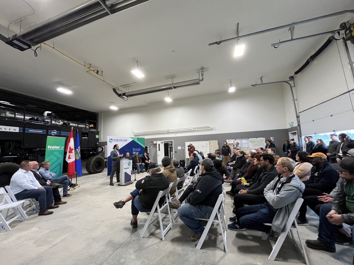 OldsCollege's tweet photo. Today, we were thrilled to welcome the Honourable Dan Vandal, Minister for @PrairiesCanEN and host their $21 million funding announcement. This funding is for 14 different projects, and one of these projects included is the #OCSmartFarm!
Read more: https://t.co/qMJM66dJ44 https://t.co/PXKXMB4Ewf