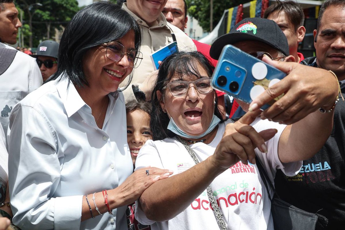 #03Jul || Desde el #MPPPST nos solidarizamos con la Vicepresidenta <a href="/delcyrodriguezv/">Delcy Rodríguez</a> mujer aguerrida quien en batalla junto al noble pueblo del estado #Sucre resultó herida. Hacemos extensivo todo nuestro apoyo al resto del equipo, deseando la pronta recuperación de todas y todos.