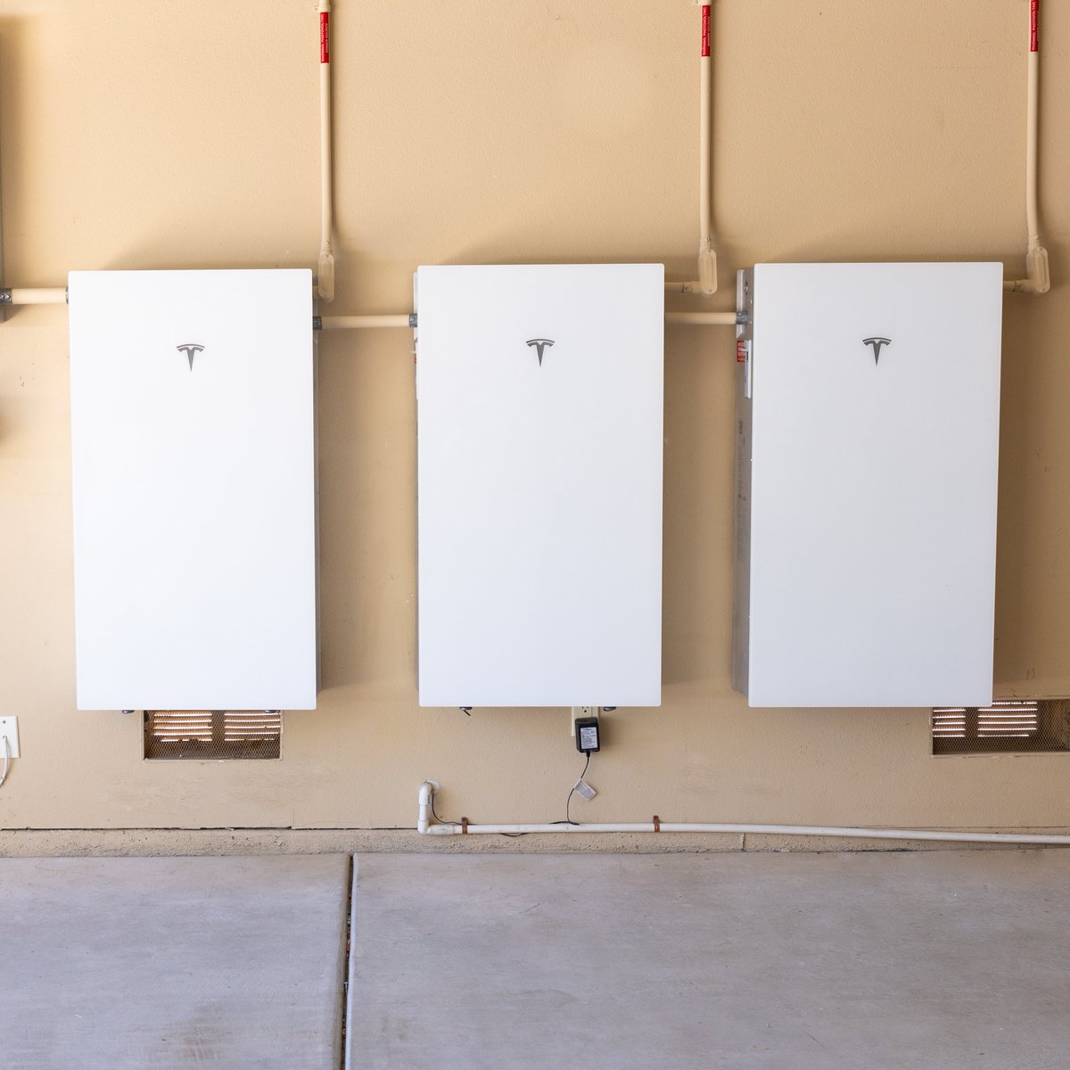 Another installation of the Tesla Powerwall 3 in the books! 🔋
🔸13.5 kWh of storage, ensuring more energy savings and independence.
🔸Energy Security: Keep your lights and appliances running during power outages.
🔸Real-time monitoring and smart controls through the Tesla app.