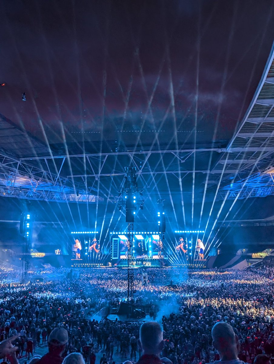 Basically paid for a pretty light show, sound was horrendous  #ACDC #PWRUP #Wembley
