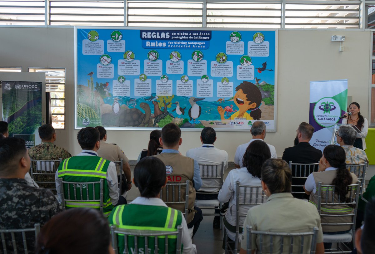 aerogalapagos's tweet photo. Si visitas #Galapagos debes saber que existen 17 reglas para que tu paso por las islas no afecte la conservación de especies únicas que habitan aquí.

Por ello, junto a @UNODC, @USAID y @parquegalapagos, develamos hoy en nuestro aeropuerto una valla con esta valiosa información. https://t.co/dnfHm21Hov