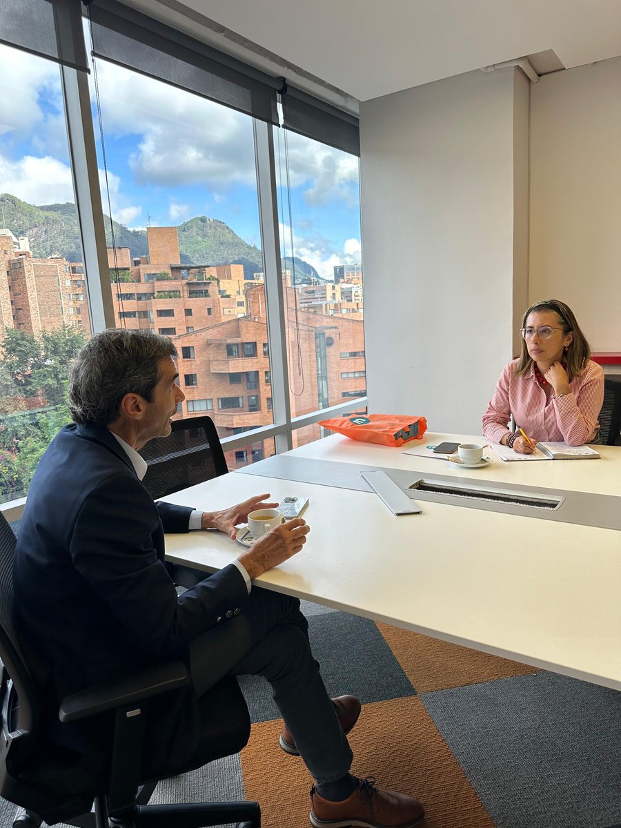 BancoWOficial's tweet photo. Nuestro alcance en la visita a los medios de comunicación llega ahora a la @RevistaSemana compartiendoles cómo apoyamos el emprendimiento entre las empresas colombianas y los planes de protección a más de 66.000 mujeres emprendedoras. https://t.co/AJMN5CJSm3