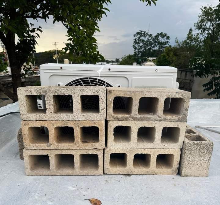 ZetinaColi's tweet image. El #huracán podrá llevarse mi #tinaco pero #jamás mi #aire #acondicionado 🌀 
#beryl