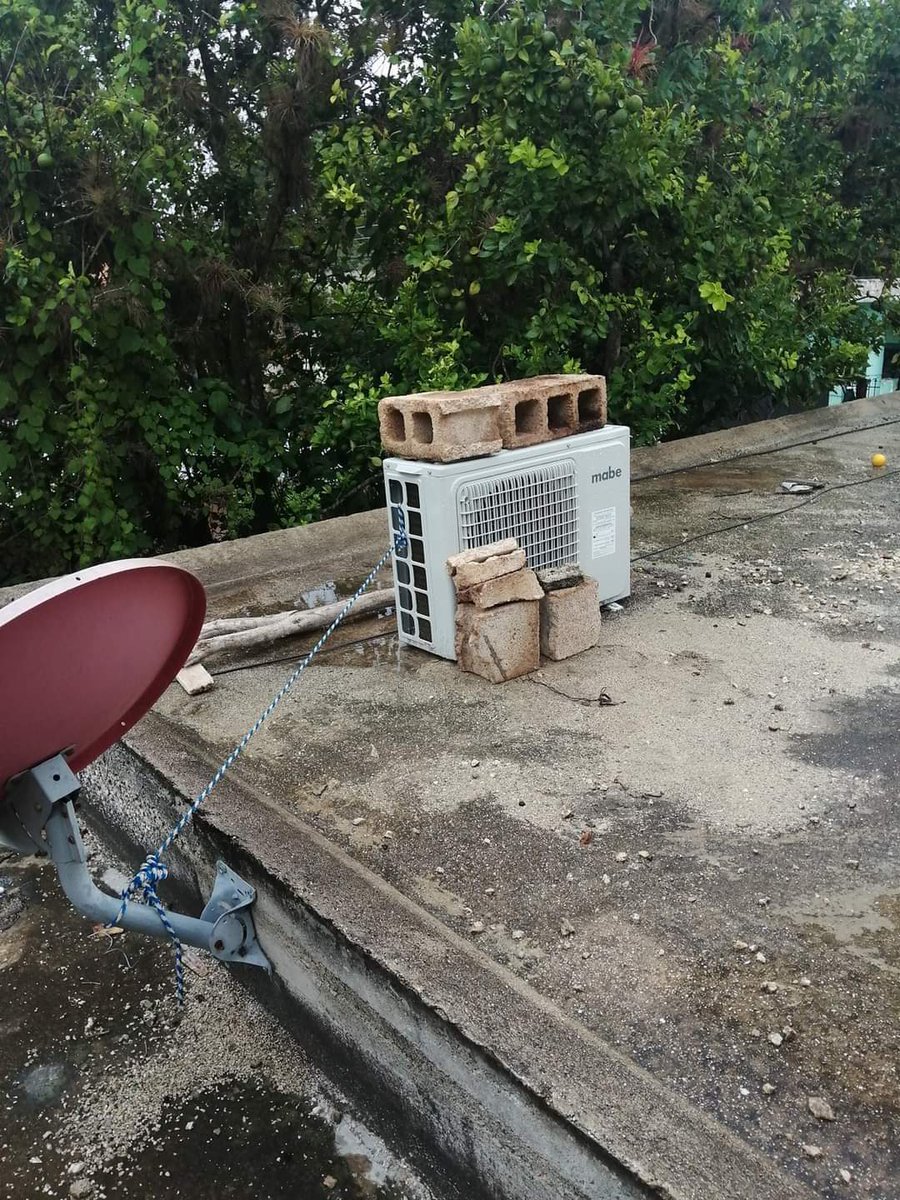 ZetinaColi's tweet image. El #huracán podrá llevarse mi #tinaco pero #jamás mi #aire #acondicionado 🌀 
#beryl