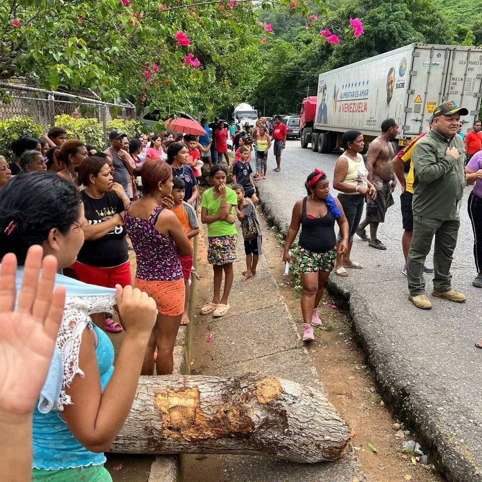 csunagrox's tweet photo. #EnFotos 📸 El equipo de SUNAGRO junto al Estado Mayor de Alimentación en el estado Sucre se dirigió este miércoles #3Jul a la ciudad de Cumanacoa en el municipio Montes, para coordinar con los equipos de los distintos centros de acopio.
#7FuerzasParaLaVictori
@MinAlimenVen https://t.co/BmTUoOS7ly