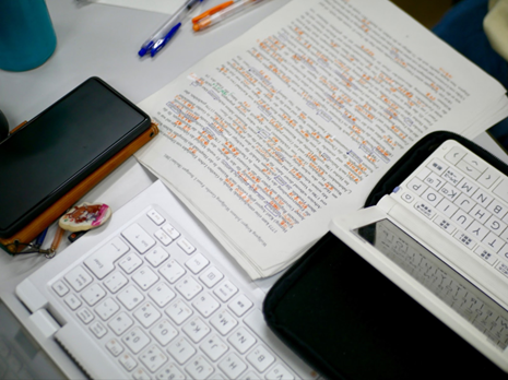 nwulit's tweet photo. 【文学部の日々】ドイツ地域文化論講読の授業風景です。2～4回生の9名でドイツ語のテクストを読み、時には脱線しながら（？）内容について議論しています。受講生の皆さんは半数以上がPC持参ですが、書き込みには紙がまだまだ利用されていて、紙の辞書派も健在です！（続く） https://t.co/wqFQOHE5FT