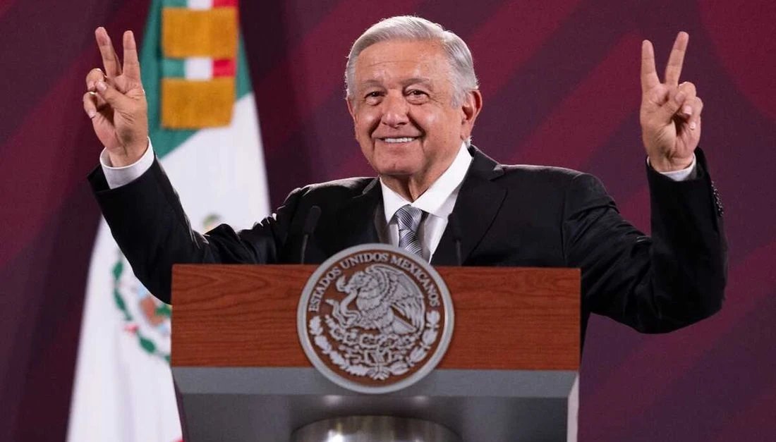 juncalssolano's tweet photo. Y al final en todo el sexenio ni Carlos Loret de Mola ni Brozo quisieron ir a una sola mañanera de AMLO.

¿Qué pasó? ¿No podrían debatir con él sin libreto, teleprompters ni montajes como en Latinus?

¿O no les dió permiso Roberto Madrazo? 

#PrensaBasuraYCorrupta https://t.co/Ht1C8cGe31