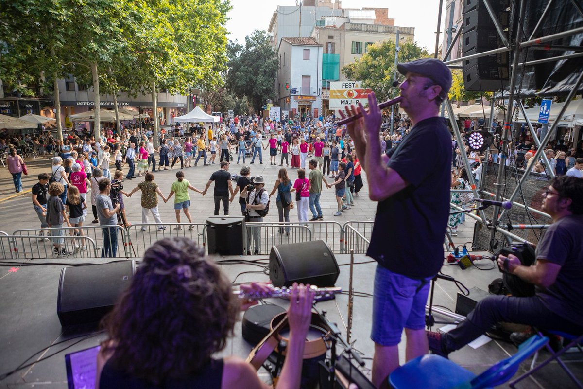 jordi_ballart's tweet photo. 🎉 S’ACABA LA FESTA MAJOR!
I quina millor manera d’acabar que fer-ho amb música❓
📍 Les @thisis_ohana @CoblaSantJordi #TreureBall han estat els encarregats de posar música en tres de les darreres propostes de la @FMterrassa d’enguany!
👏 Enhorabona a totes i a tots! https://t.co/i2GiZxym4C
