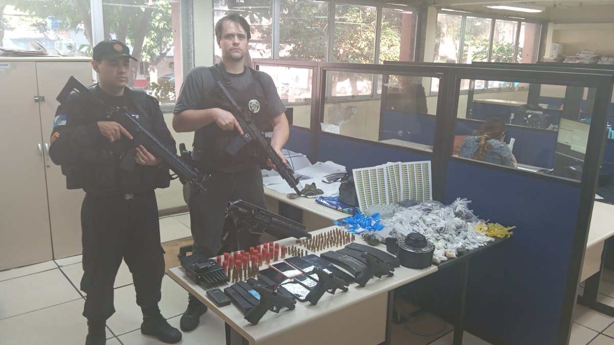 FW_NEWSS's tweet photo. Em Vila Isabel, uma ação integrada entre policiais militares das UPPs Macacos e Jacarezinho e agentes da #20DP resultou em três detidos, nesta quarta-feira, na comunidade dos Macacos.
Pistolas, réplica de fuzil, capas de colete, carregadores, munições e drogas foram apreendidos. https://t.co/1B3mpJvAhx