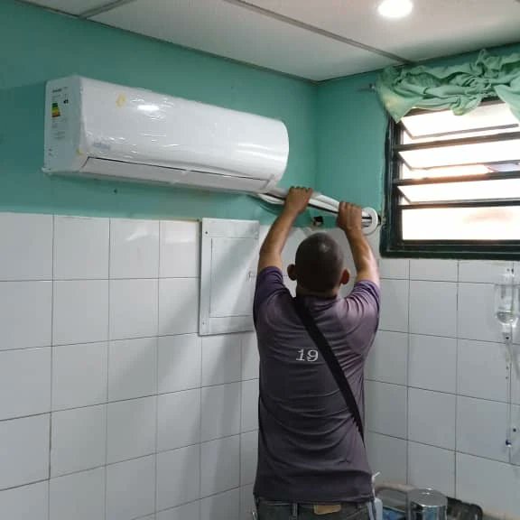 Hspital_SS's tweet photo. #03Jul.// Gracias a nuestra Gob. @Soykarinacarpio cumpliendo lineamientos de salud del Pdte. @NicolasMaduro en fortalecer el sistema de salud, hoy se instalaron tres aires acondicionados en servicio de emergencia adultos. @MagaGutierrezV @DraShirleySalud @Drtovar4 https://t.co/VMXvHP4Wwg
