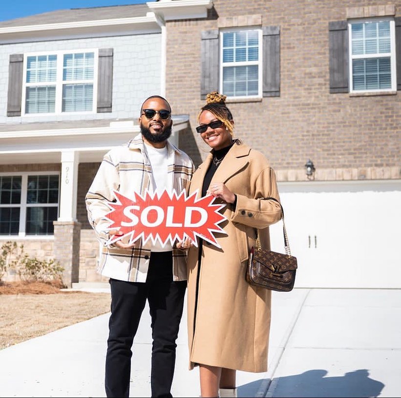 Congratulations to the Evans family on the purchase of
their new home
Working with these two was a
complete pleasure. From the binary options trading conversation to the
closing day. I'm honoured to be able to assist them on their
second purchase.