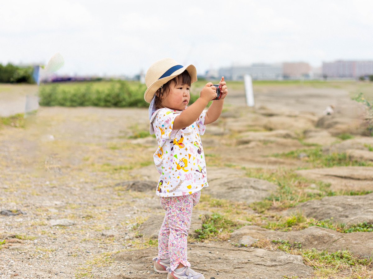 cheki0905's tweet photo. 先月、幡野さん@hatanohiroshi に家族写真を撮って頂くべくお会いしました！

私も一応カメラをかじってきた身なんですが、今まで騙されてたことを自覚しました😭
私はこれからカメラマンと名乗ってよいのか…？！

とりあえず単焦点レンズf2.0で見えたものを真ん中で撮って書籍を参考に現像しました💦 https://t.co/x5Szlh8j3B