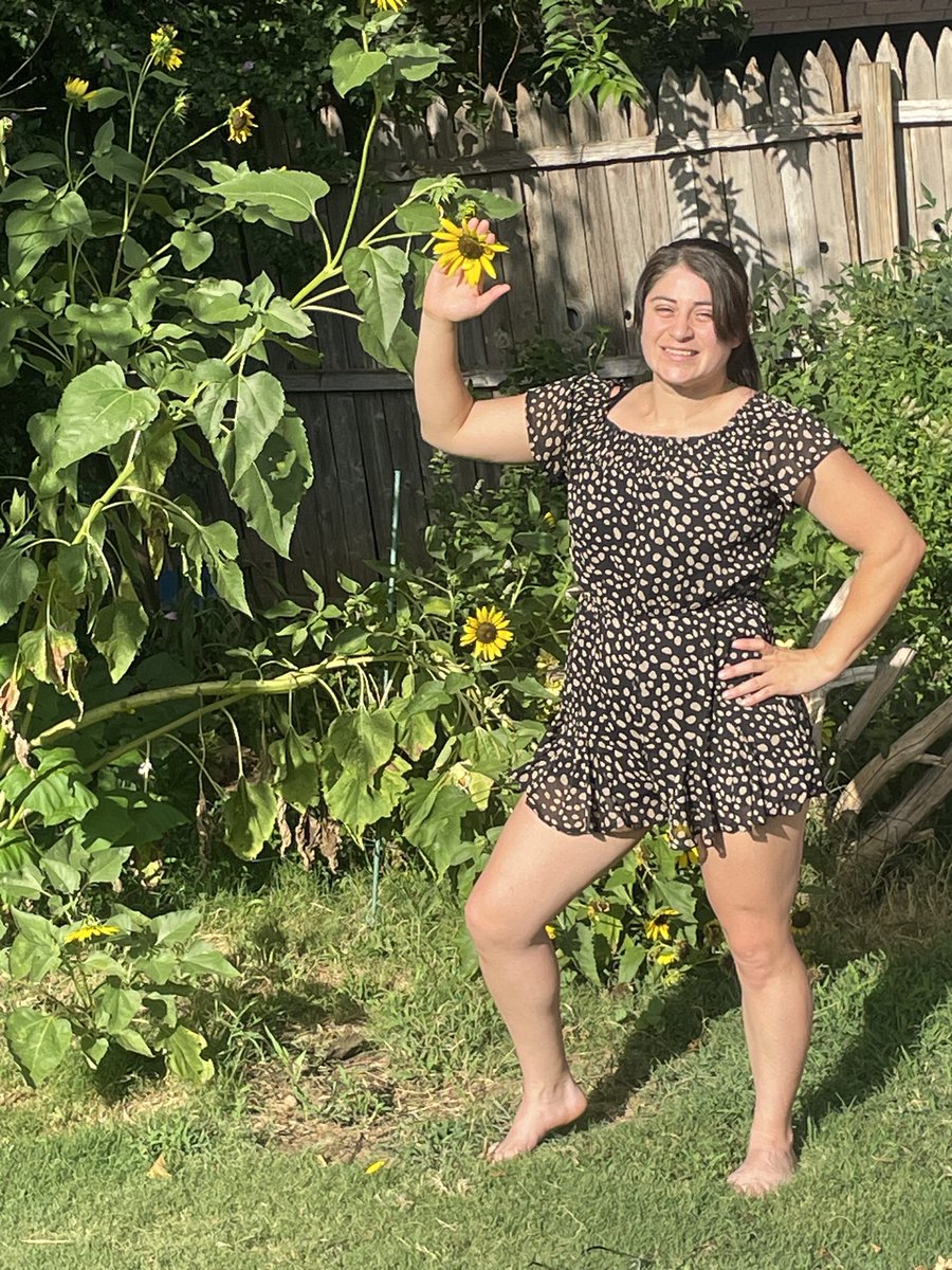 ram_slam_throw's tweet image. #soaking up some #sun 🌞 with the #sunflowers 🌻 

#nature #outside #grounding #summer #summerheat