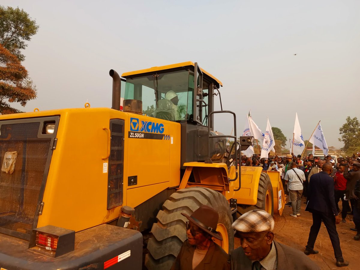 DavidMikobi1's tweet photo. Lancement ds travaux
Route Kga- Kalamba-mbuji, 40 millions USD déjà disponibles grâce au programme Sino congolais. Coût total: 300M et le décaissement se fera chaque 6 mois jusqu'à l'achèvement. 
Durée 36 mois. Travaux exécutés par la société des infrastructures sino congolaises https://t.co/xCm7XDRXHc