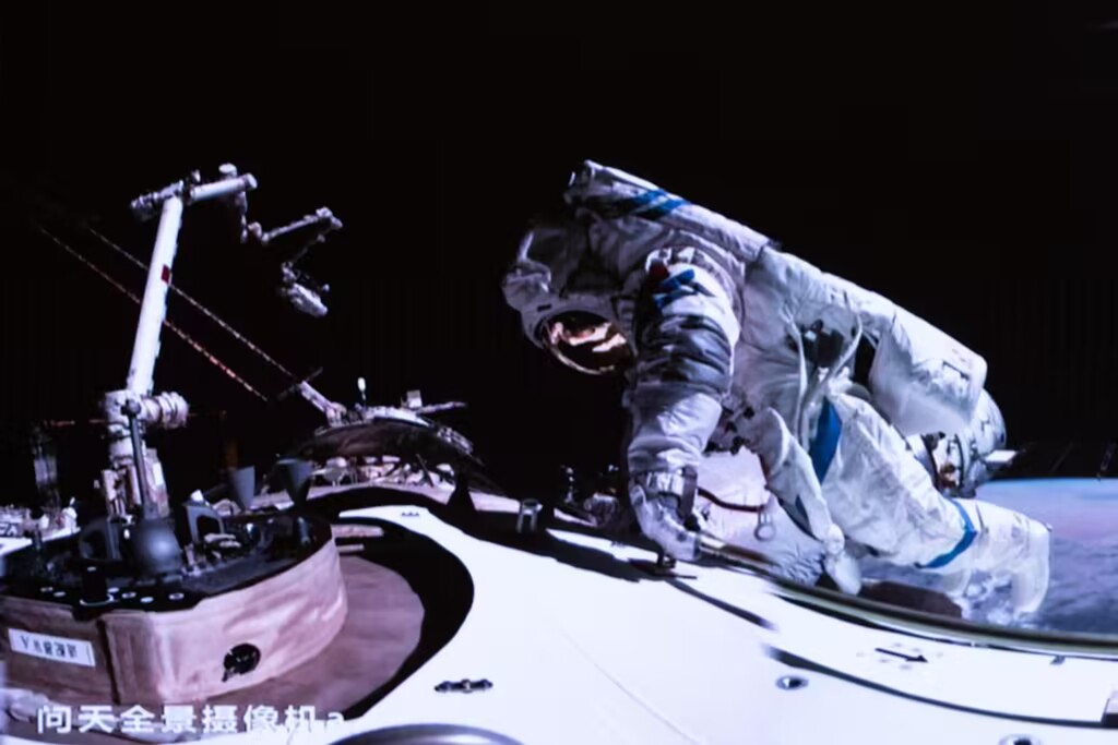 ChinaScience's tweet image. China has so far seen 16 extravehicular activities (EVAs) completed by seven Shenzhou crews on the country&apos;s Tiangong space station, beginning with the first #spacewalk by the Shenzhou-12 crew on July 4, 2021. #OnThisDay