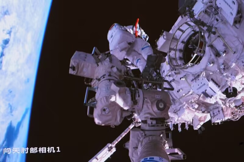 ChinaScience's tweet image. China has so far seen 16 extravehicular activities (EVAs) completed by seven Shenzhou crews on the country&apos;s Tiangong space station, beginning with the first #spacewalk by the Shenzhou-12 crew on July 4, 2021. #OnThisDay