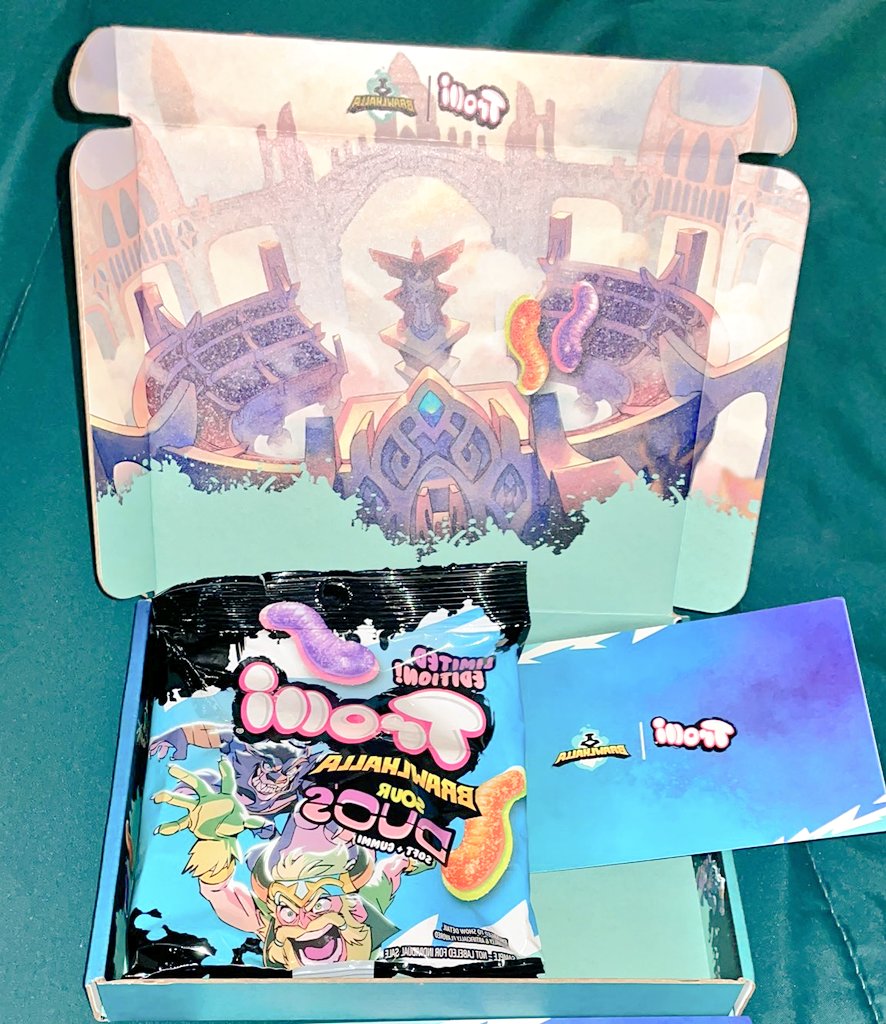 amrawi_walid's tweet image. Massive shoutout to @Trolli_USA and @Brawlhalla for this gift package i received! 
I also got 10 trolli avatar codes that I'm not giving away so make sure to:
-Like and retweet
-tag a friend
-follow @ErenVibez